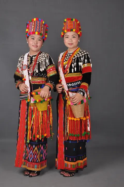 Lhaovo ladies with traditional dress